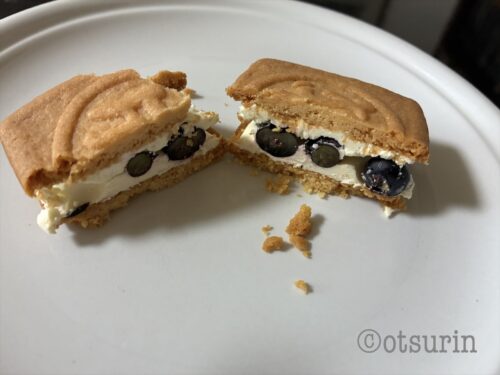 六花亭マルセイバターサンド生ブルーベリー断面